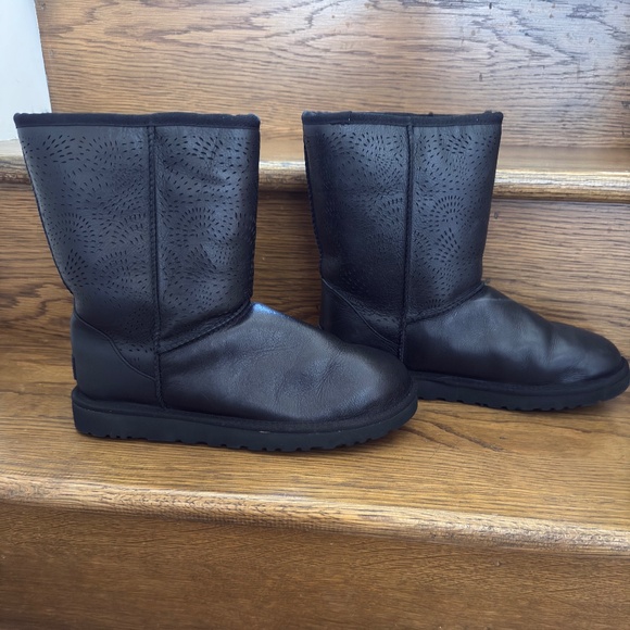 NEW UGG TRIANA SEAWEED PERF BOOT 9 NWOT - Picture 1 of 8